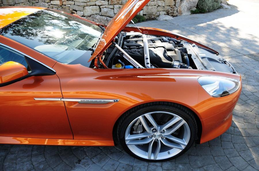 Моторный отсек Aston Martin Virage 2011 года  (UK) (фото 35 из 46)